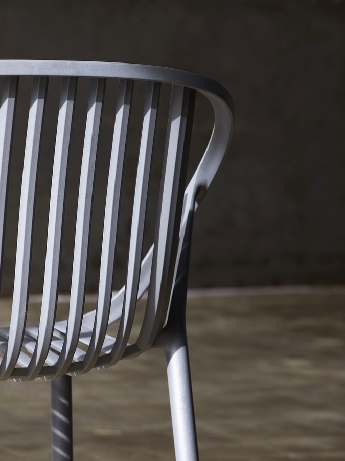 Dehors, Weatherproof polypropylene chairs
