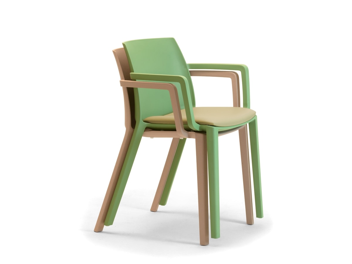 Greta, Chair in recycled and recyclable plastics