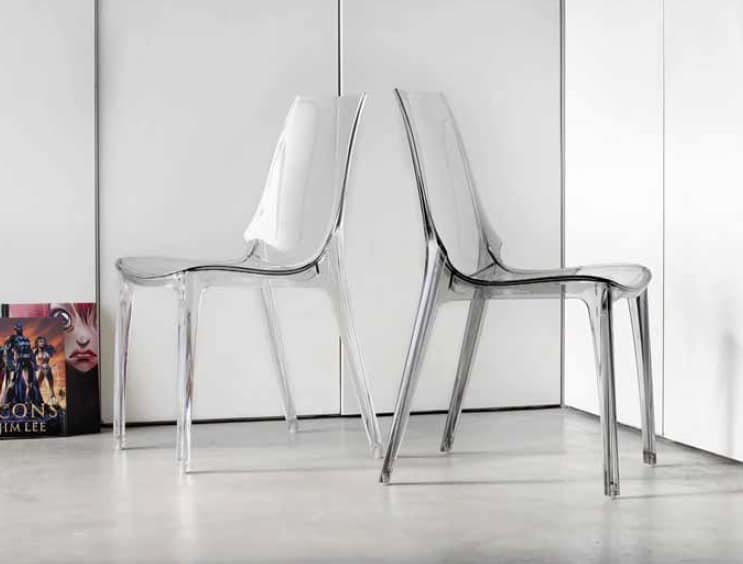 Valery, Stackable chair in transparent or glossy plastic