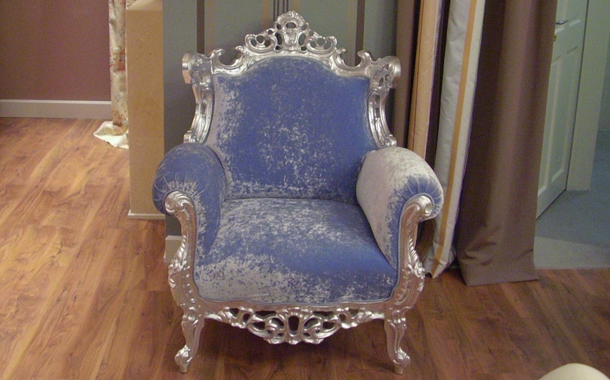 Finlandia, Classic style armchair with carved legs