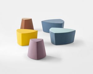 Kensho Pouff, Pouf triangular with feet, monochrome