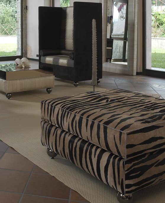 Solitario, Upholstered pouf for classic contemporary lounge
