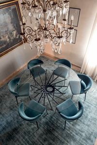 Vibrante, Round table with bevelled glass top