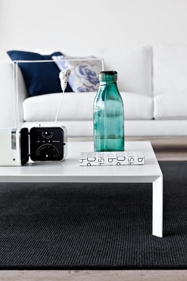 Mono, Coffee table with a sober design, in painted metal