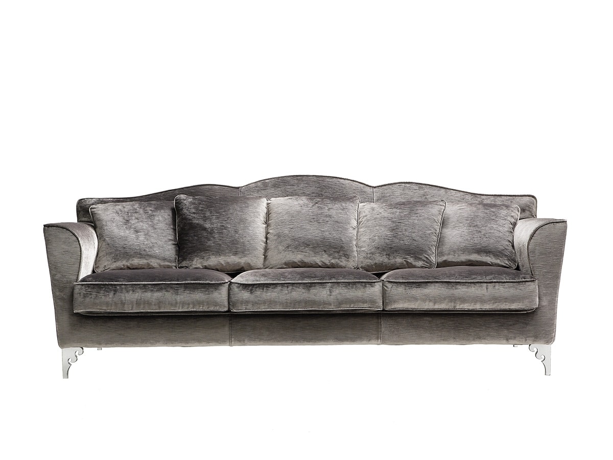 Lucrezia, Sofa inspired by classic styles