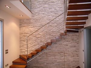 Art. R12, Cantilevered steps covering