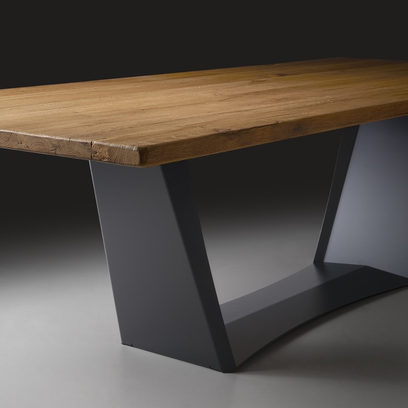 Antiqua, Dining table with solid wood top