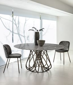 Infinito, Elegant and sophisticated table with metal base