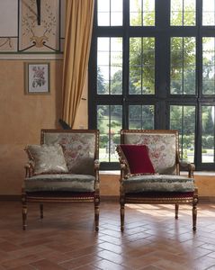 Margherita, Classic armchair, with intense and harmonious carving