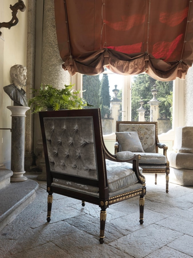 Margherita, Classic armchair, with intense and harmonious carving