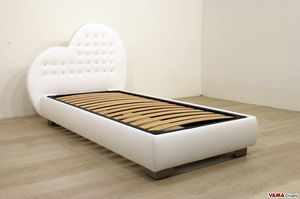 Cuore, Heart-shaped bed with Swarovski buttons