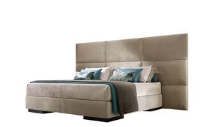 Fumodilondra, Bed with large upholstered headboard