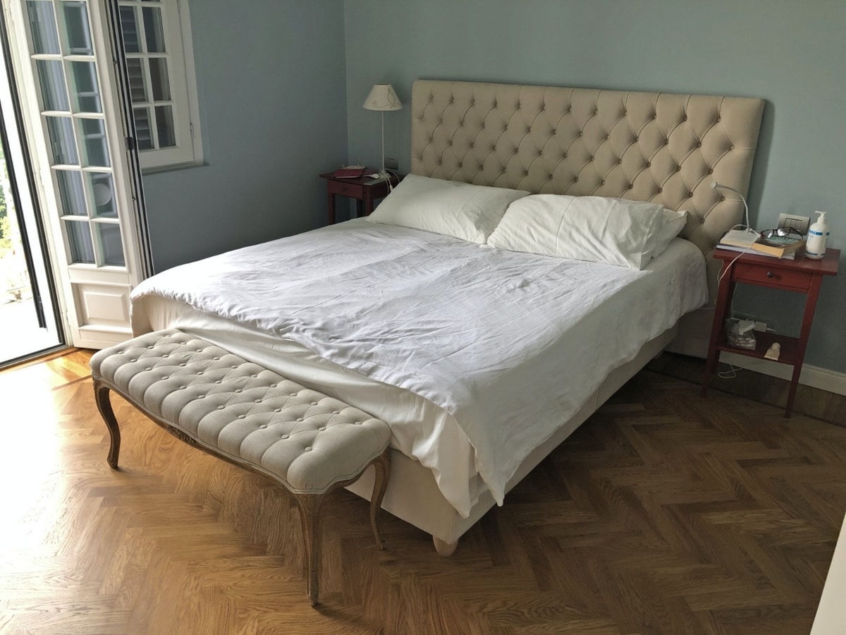 Laura, Padded chesterfield style bed