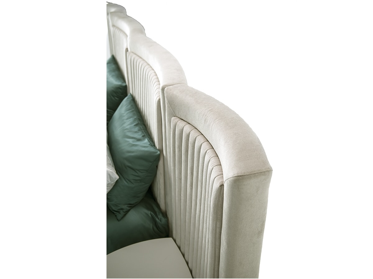 Shell, Bed with vertical decoration padding