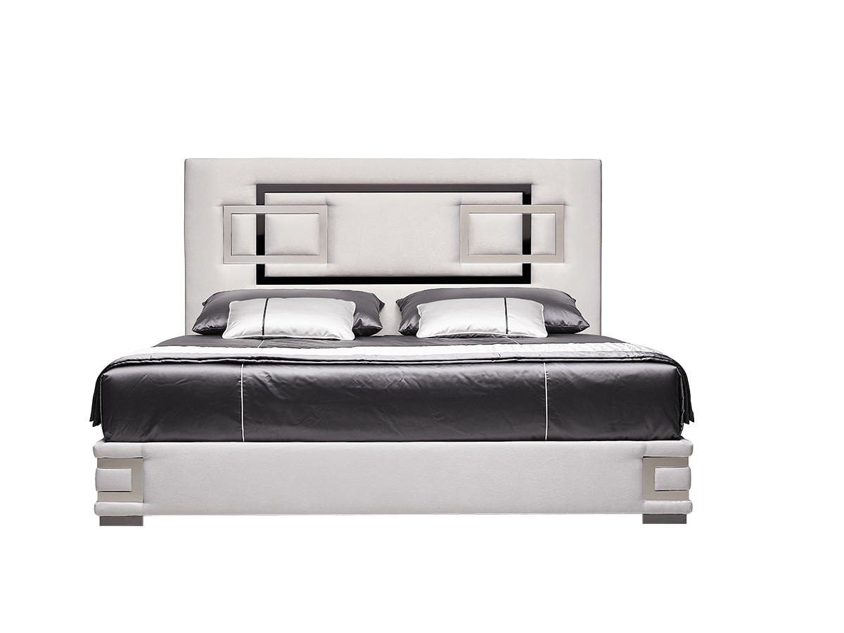 Vertigo, Bed with important padded headboard