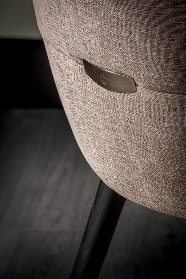Shiba chair, Padded chair with enveloping backrest