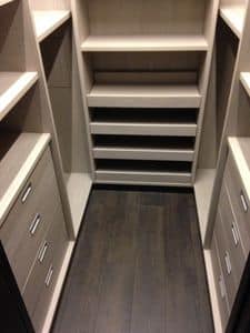 Walk in closet  03, Customizable walkin closet, with shelves