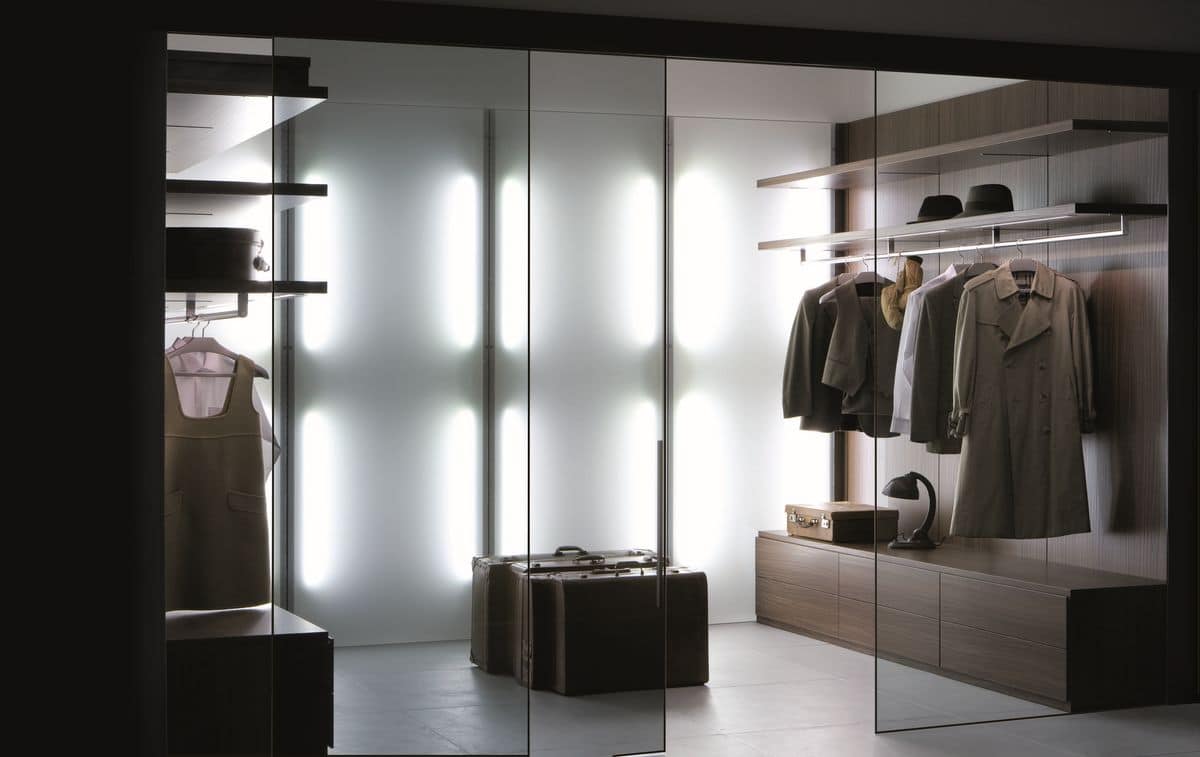 Vista, Walk-in closet with glass or wood doors