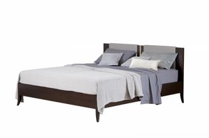 Jubilee bed, Bed with leather headboard